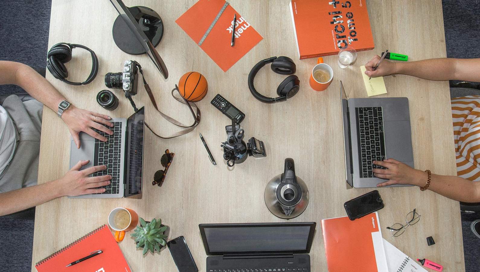 Comment fonctionne une agence de communication ? L'orchestre de melting.k 